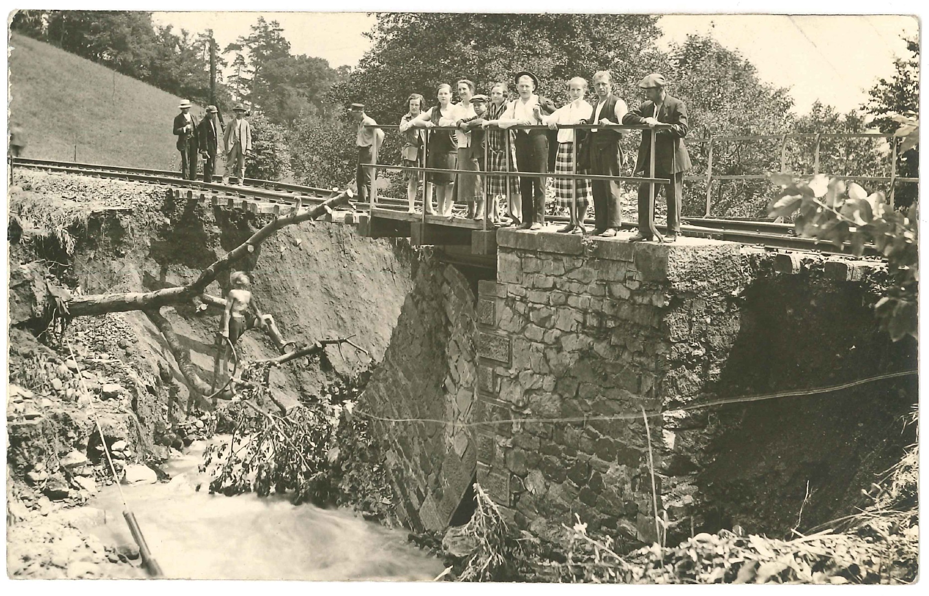 Oprava horní dráhy po povodni 1927
